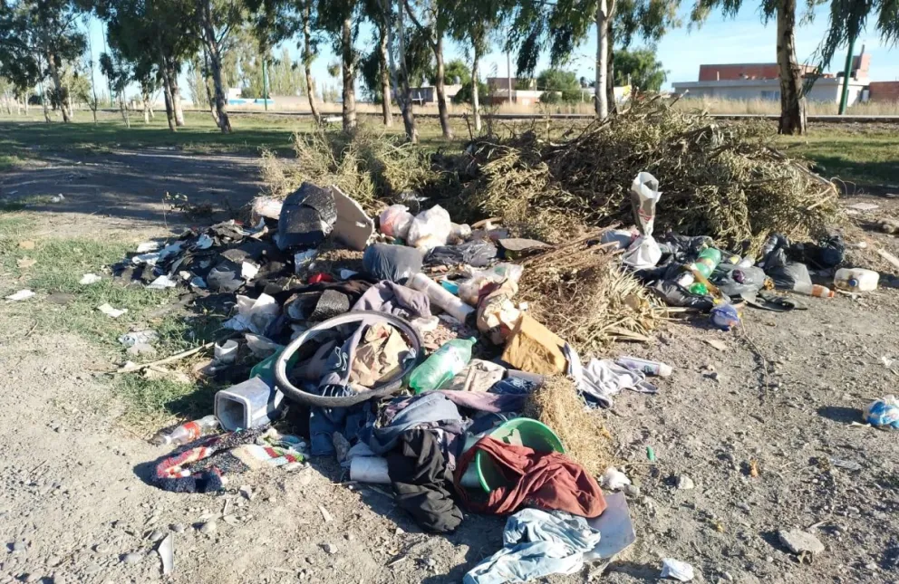 Uno de los pequeños basurales de la calle Parisi. 
