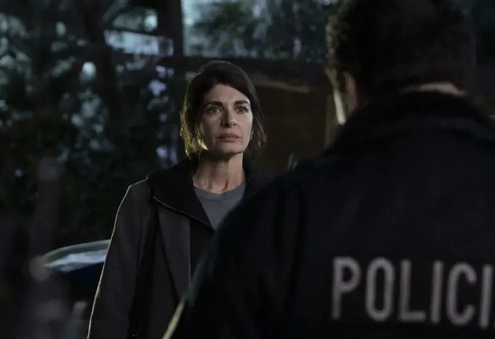 Ema Garay (Villamil) y sus desencuentros con el comisario de Bariloche (Fernán Mirás). Foto (Gentileza).
