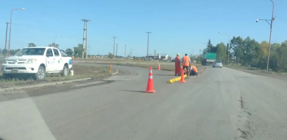 Personal de Vialidad trabajando la rotonda de Ruta Nº1 y Avenida Perón.
