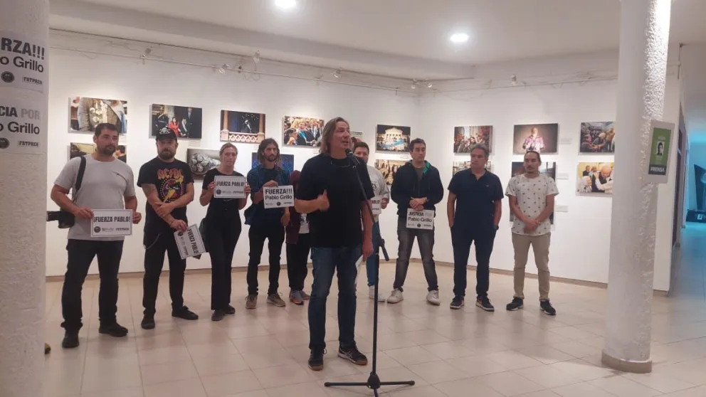 La exposición ofrece un recorrido narrativo a través de más de 140 fotografías.