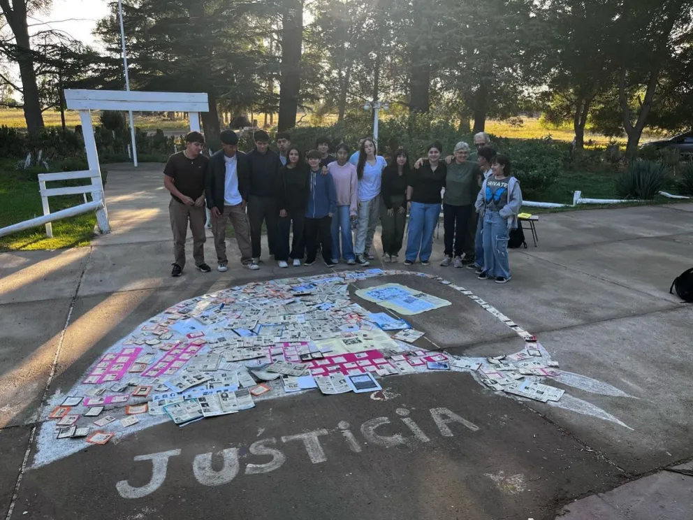Jóvenes y adultos que vivieron en carne propia el 24M juntos por la memoria, la verdad y la justicia. 