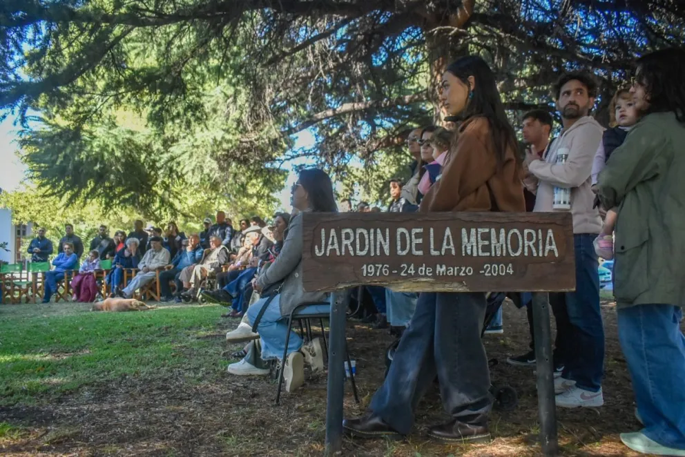Los jardines del centro cultural fueron el epicentro de la conmemoración. Foto (Vanesa Schwemmler / NoticiasNet).