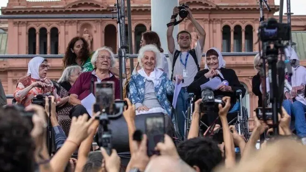 Adolfo Pérez Esquivel junto a Estela de Carlotto y Taty Almeida durante el acto por el Día de la Memoria.