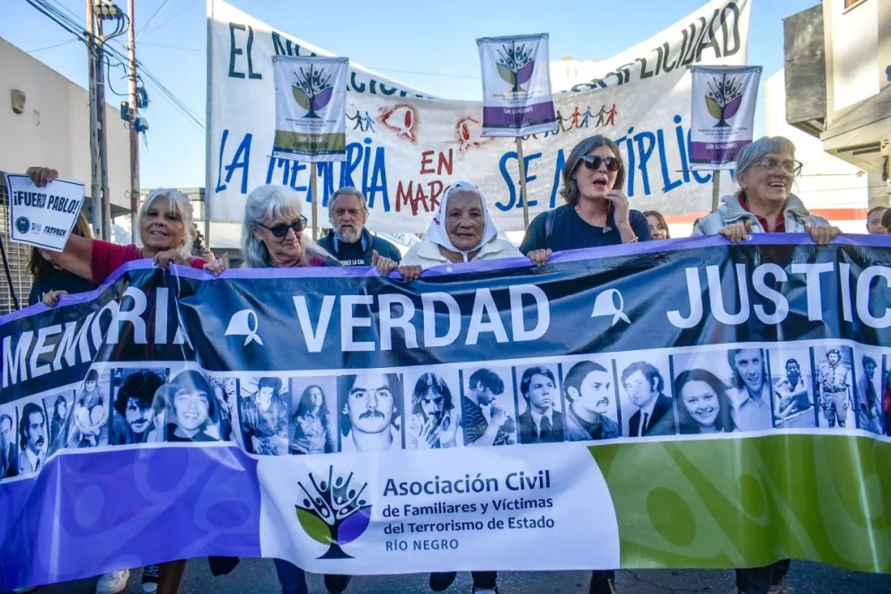 Los manifestantes rindieron homenaje a la tradicional ronda de las Madres de Plaza de Mayo. (Fotos Vanesa Schwemmler). 