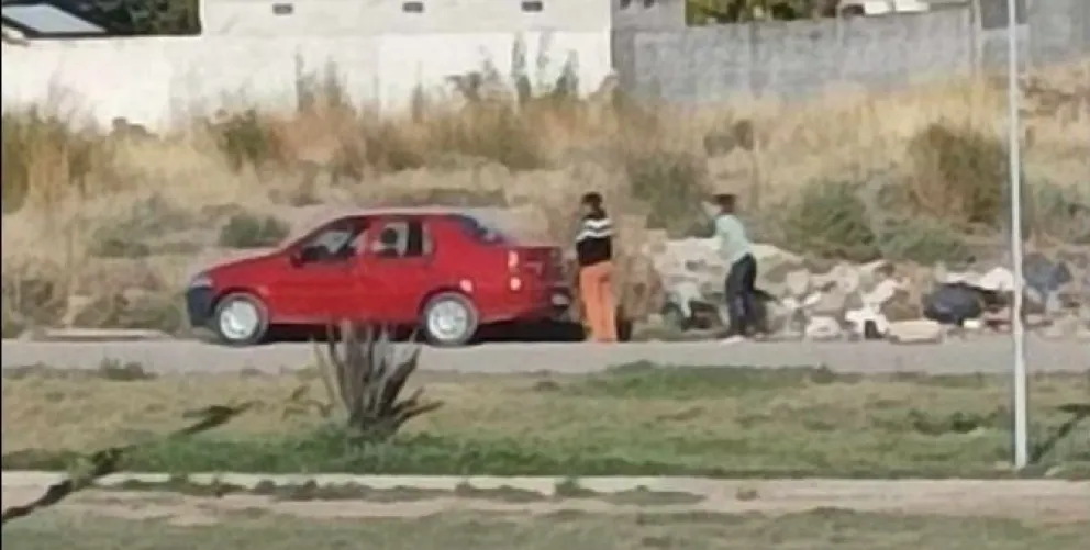 Vecinos tirando basura en el boulevard Ituzaingó.