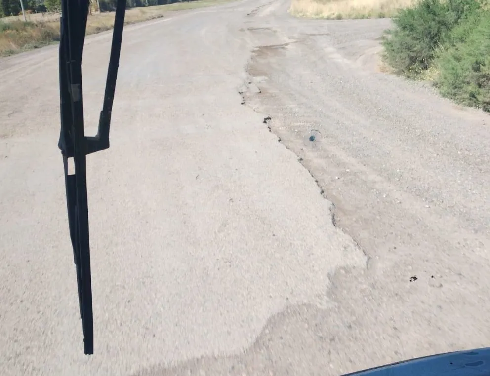  Vecinos mencionaron que "el asfalto se está rompiendo". 