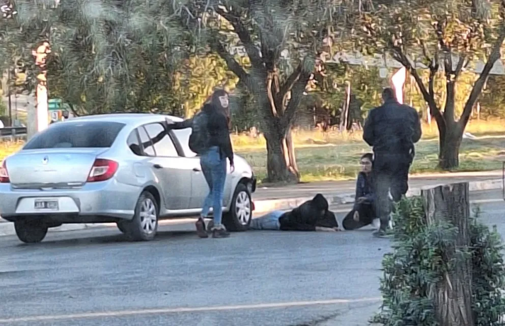 Una mujer que iba en bicicleta quedó en el piso luego de ser chocada en boulevard Contín y Ayacucho.