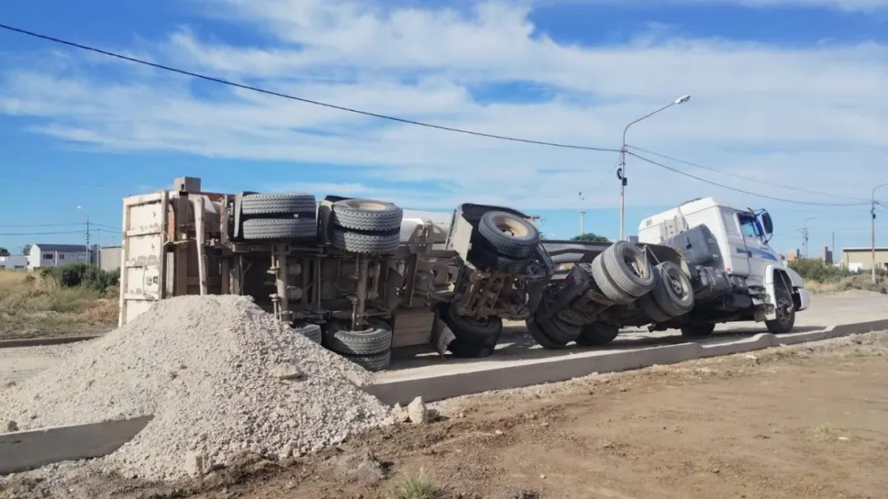 Acoplado volcado de un camión en Viedma. 
