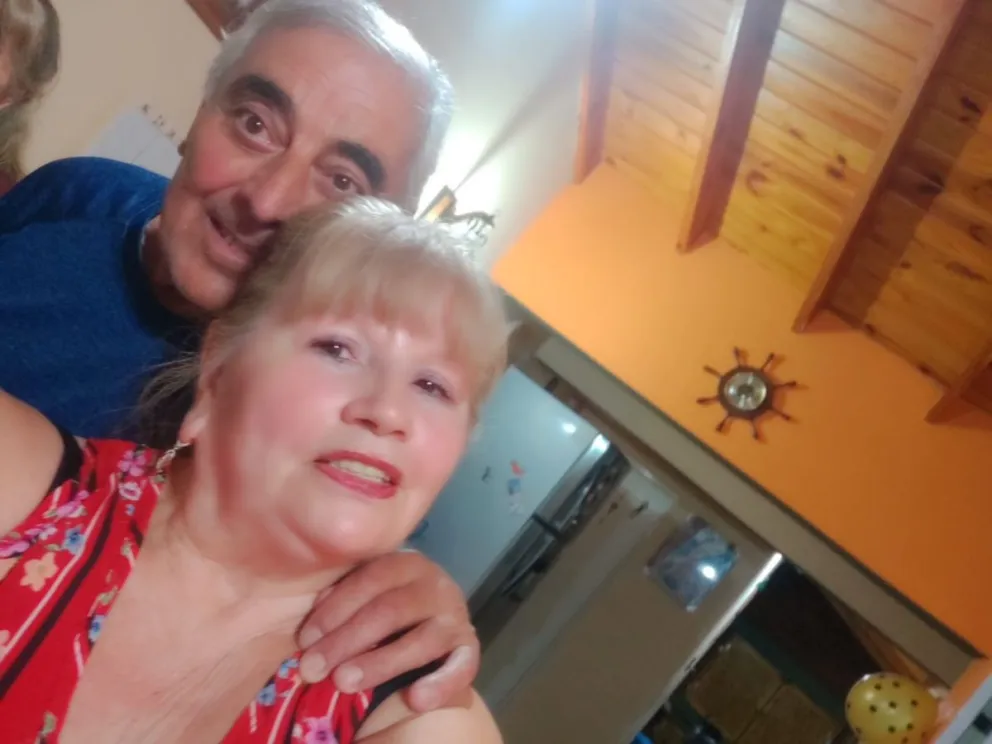 Matrimonio de jubilados de Viedma a la espera de respuestas de una obra social. 