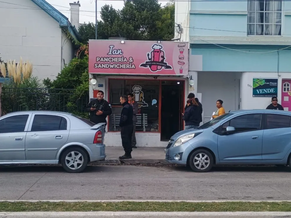 Gran movimiento policial en la avenida 25 de Mayo de Viedma. 
