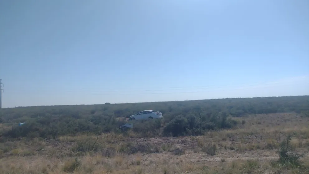Auto volcado, a lo lejos, en medio de la nada. FOTO NOTICIASNET. 