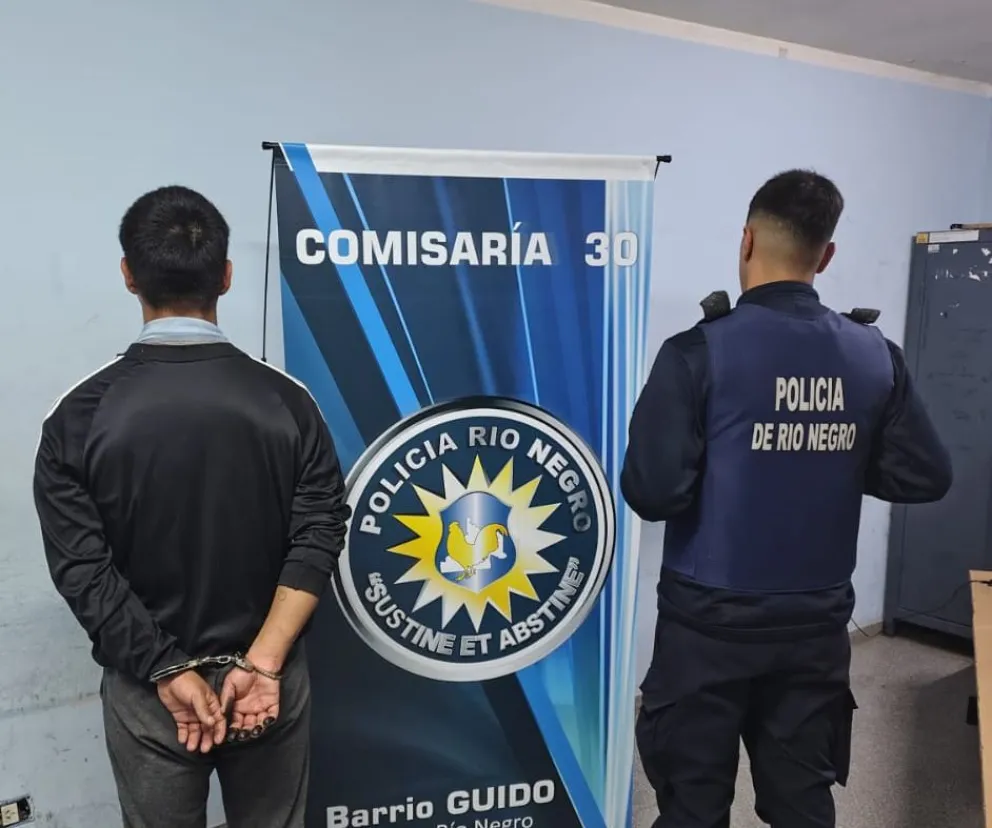 Uno de los sujetos en la comisaría del barrio Guido.