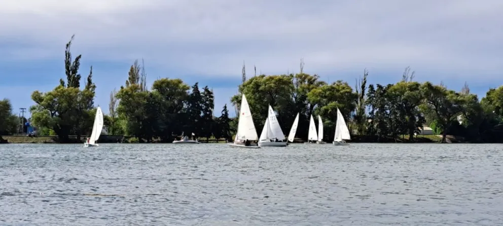 Mucho trabajo de los timoneles y sus compañeros por el esfuerzo contra las rachas.