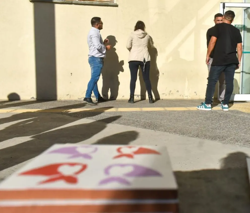 El arte y la memoria se unen en un emotivo mosaico colectivo. Foto Vanesa Schwemmler para NoticiasNet.