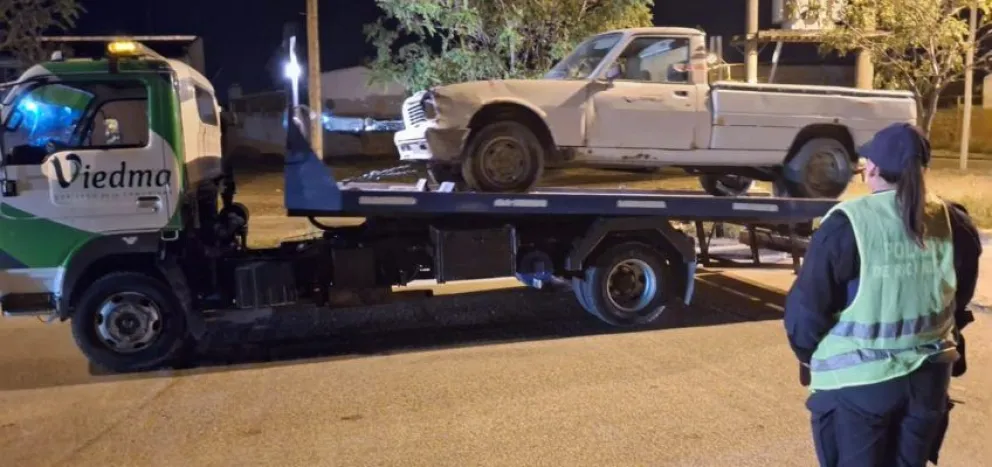 Varios vehículos se llevó al camión playero municipal.