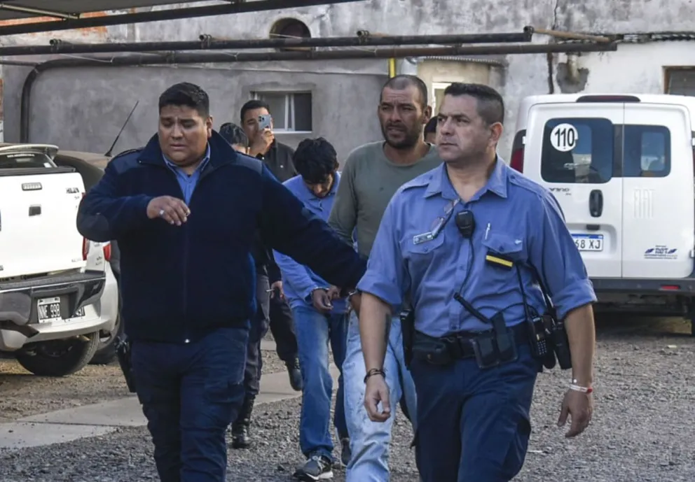 Benítez y Rojas trasladados por la policía, acusados de femicidio en San Antonio Oeste. 