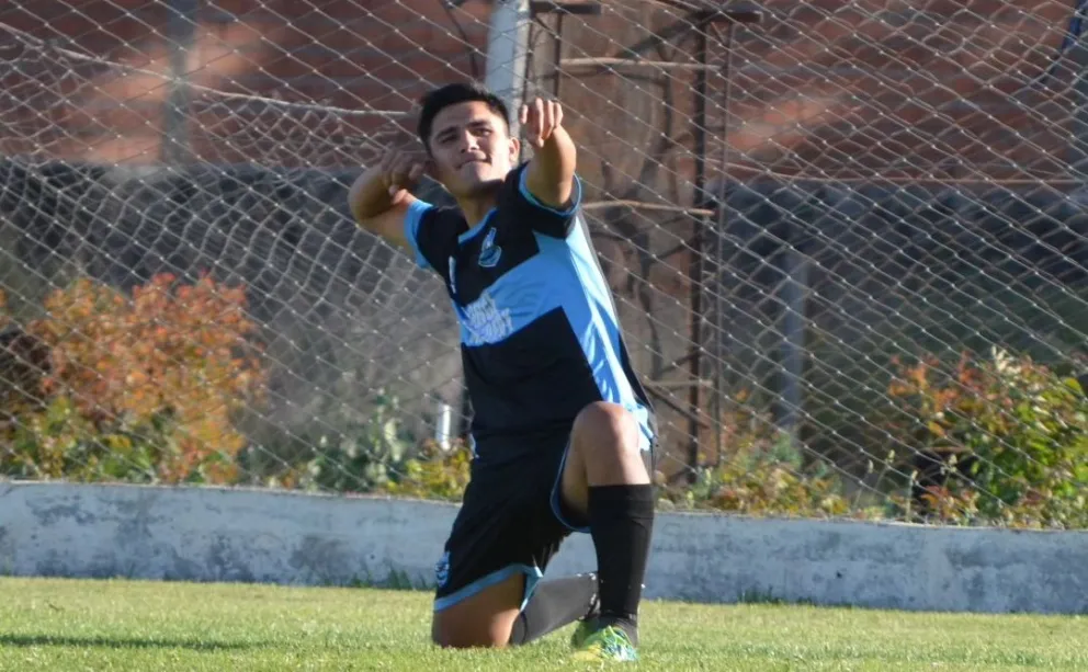 Luca Cañumil no para de brillar en el fútbol local. 