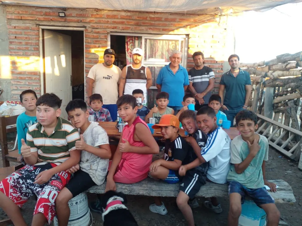 Los dirigentes vecinales junto con los chicos que participan del espacio recreativo. 