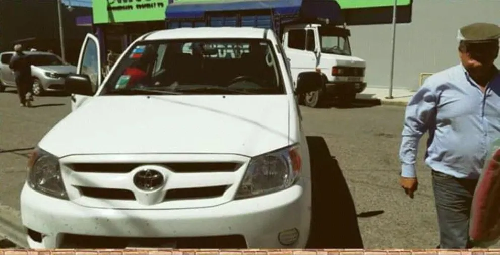 Una de las victimas del robo junto a su camioneta.