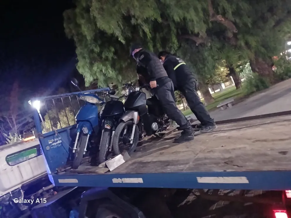 Tres escapes libres menos en la calle. Foto gentileza.