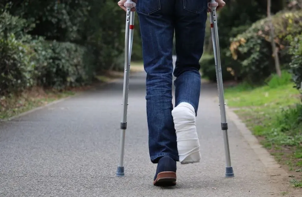 9.000 pesos cuesta alquilar muletas. Foto archivo.