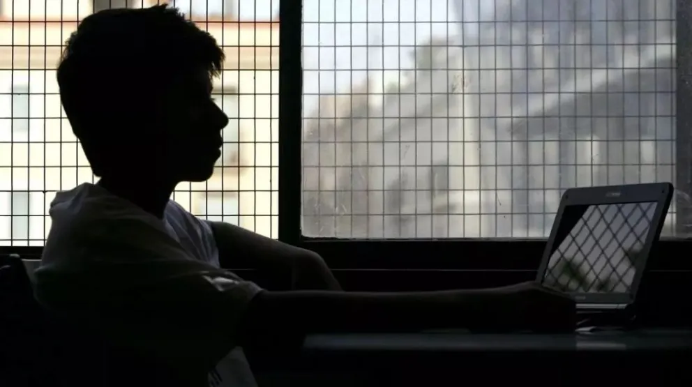 La falta de diálogo familiar influye en la búsqueda de respuestas en dispositivos.