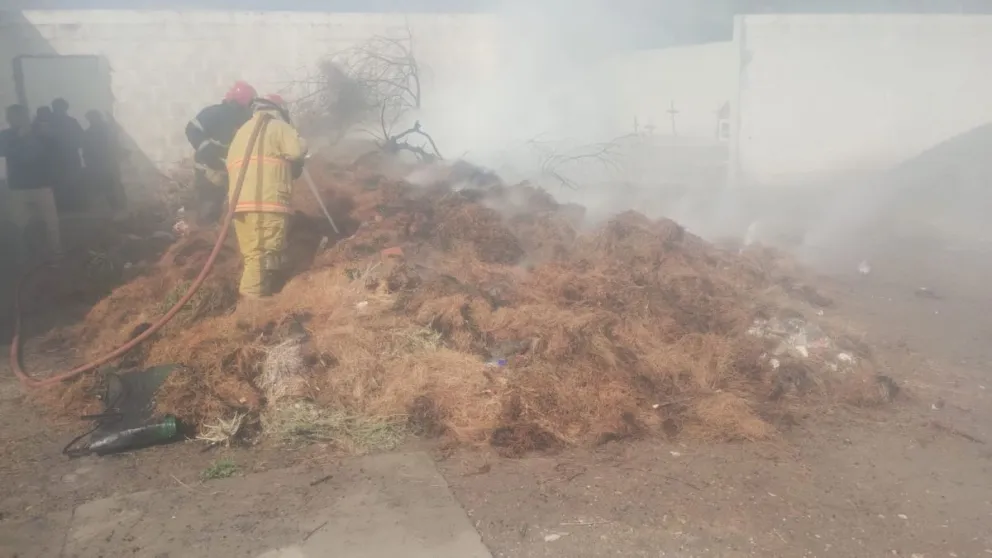 La calma del camposanto estuvo interrumpida por las llamas. Foto gentileza.