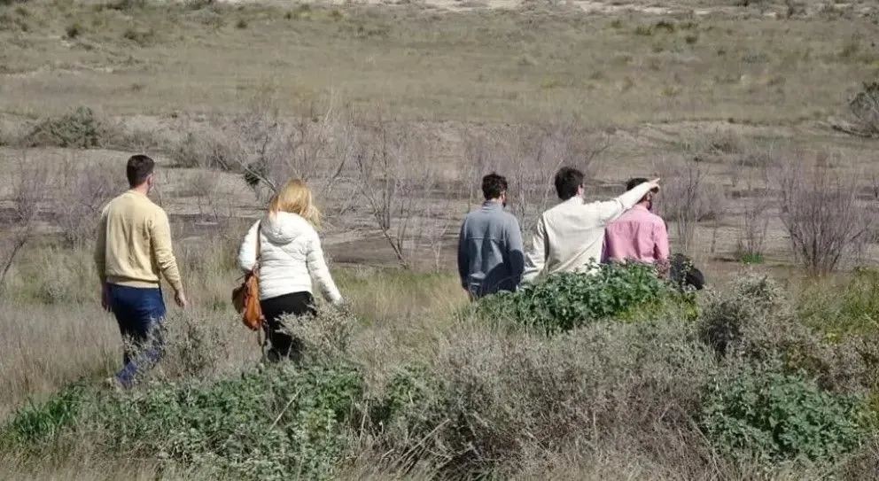 El día que distintos funcionarios recorrieron el loteo (Foto: archivo)