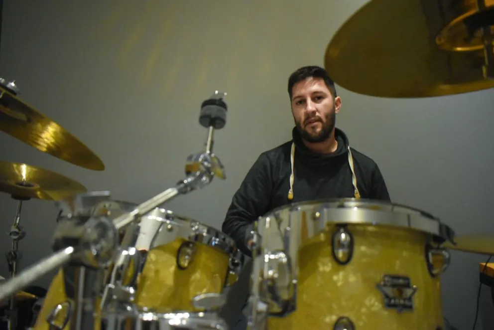 La batería es su pasión y su principal instrumento musical. Fotos Vanesa Schwemmler para NoticiasNet.