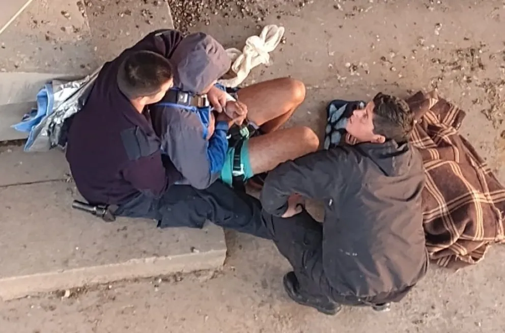 Chandía y otro compañero policial al rescate del hombre con comportamiento suicida. 