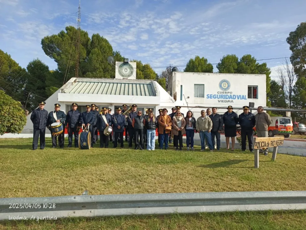 Emotivo acto de recordación por Alcides Pérez, policía atropellado en Viedma. 