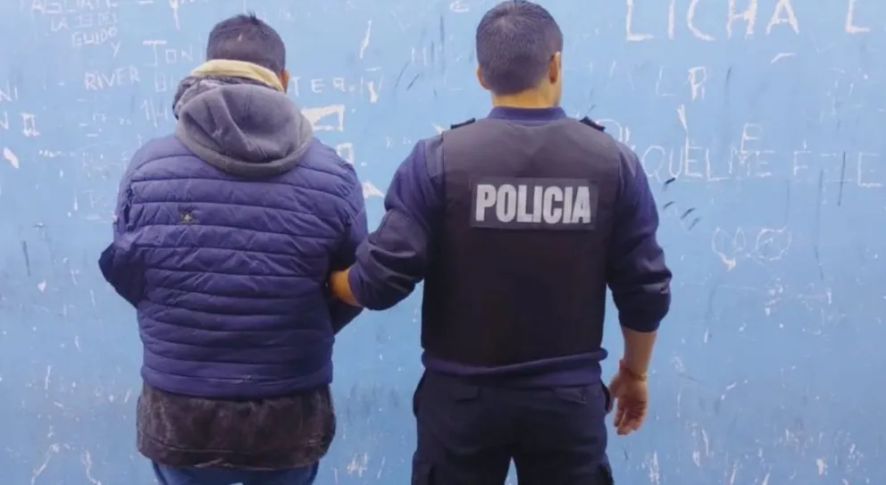 Detenido tras golpear a su ex pareja y a un policía. 