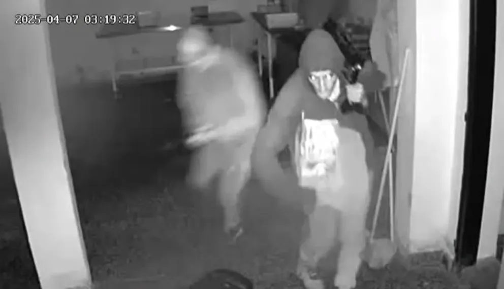 Dos de los delincuentes en plena acción.