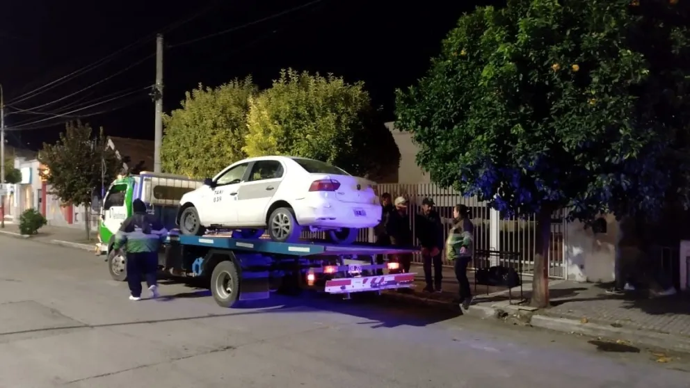 El taxi ya lo habían subido al camión para ser trasladado al corralón municipal en calidad de secuestro.