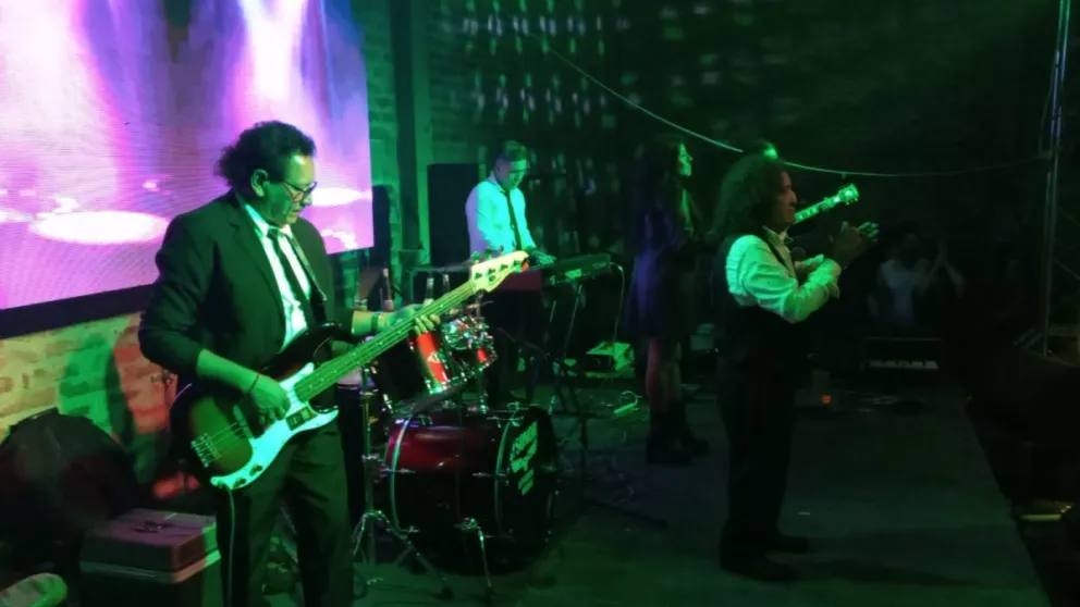 Adrián Chauques y Los Dados Negros se presentó en Patagones 