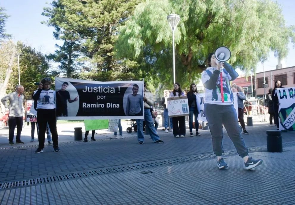 Familiares de Ramiro Dina movilizados en Viedma. 