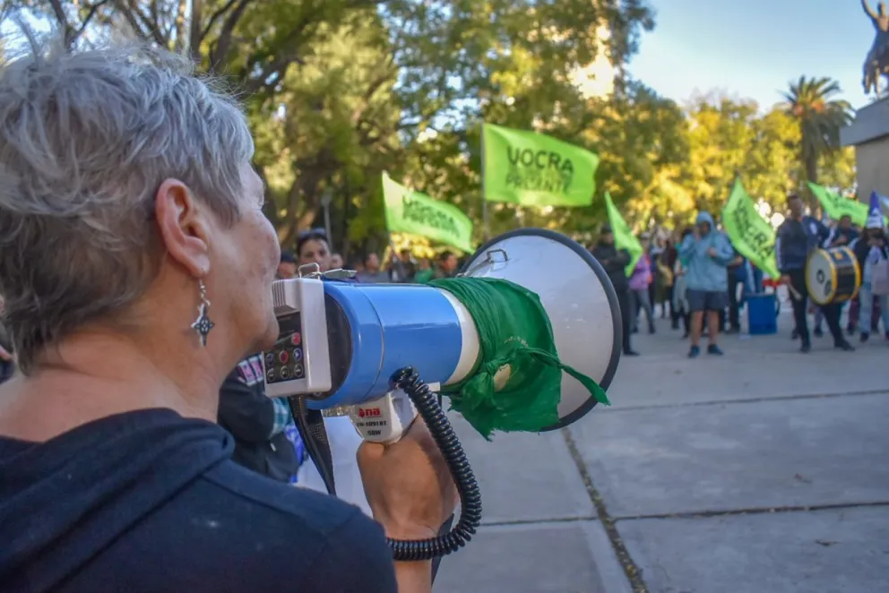 La presidenta del CORJUB, Rosana Ingrisini, fue una de las que tomó la palabra. Fotos Vanesa Schwemmler para NoticiasNet.