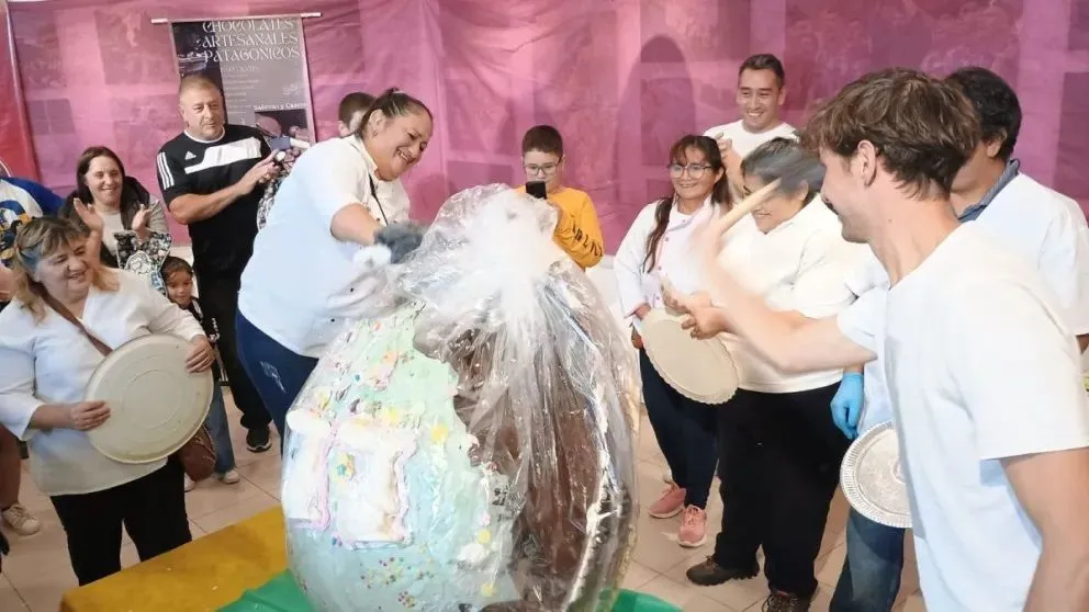 Huevo de Pascua gigante, la principal atracción entre los niños. 