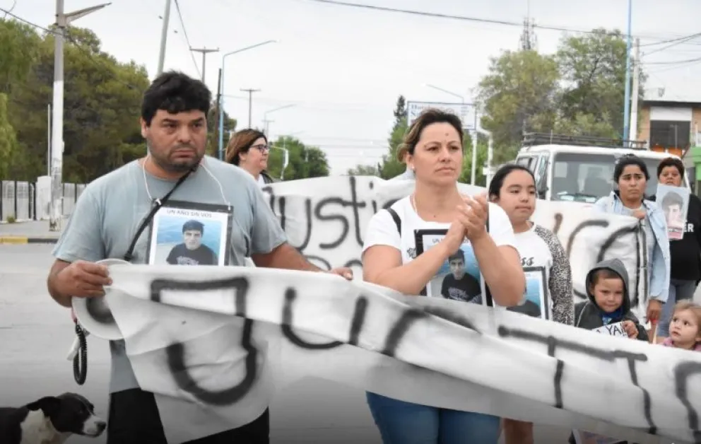 Los padres de Nicolás Gutierre devastados por la pérdida de su hijo. Foto Informativo Hoy. 