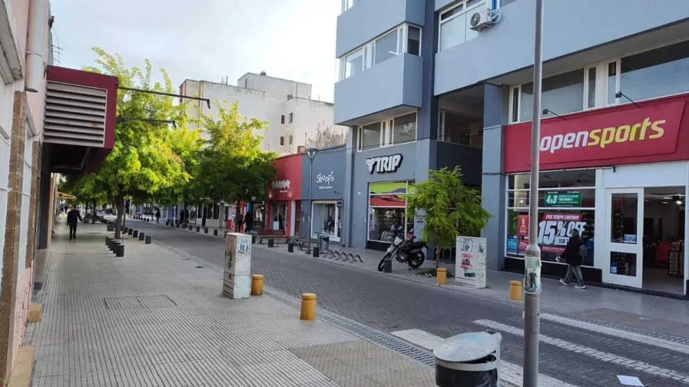 Buen movimiento de gente en la calle Buenos Aires de Viedma, a pesar del paro general. 