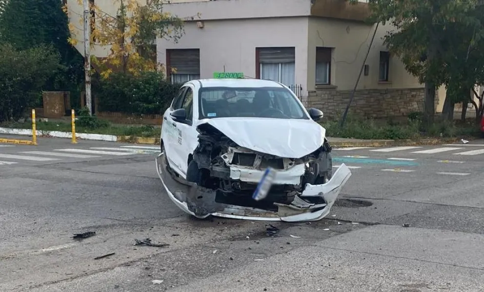 El taxi quedó destrozado tras el impacto. (Fotos: NoticiasNet)