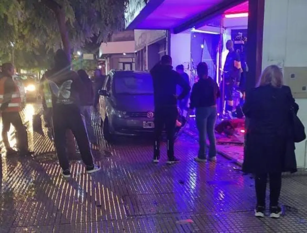 Una joven hizo una mala maniobra con su auto y chocó contra una tienda del centro de Viedma. 