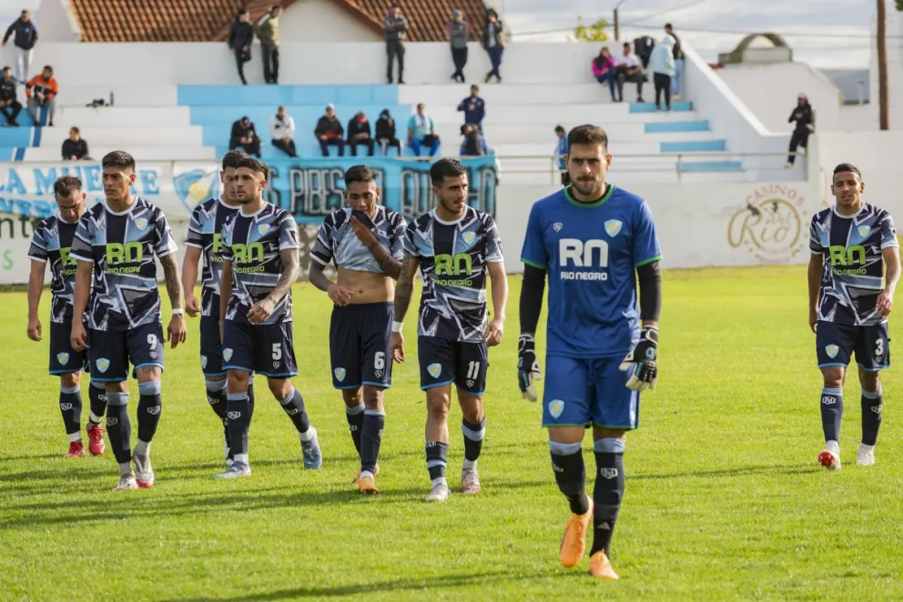 Sol de Mayo terminó deprimido luego del tercer gol de los bahienses. FOTOS DANIEL IDIARTE / NOTICIASNET. 