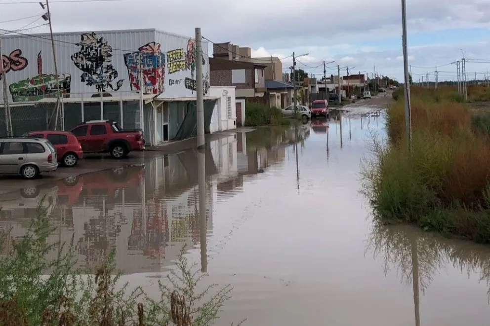 Calle Del Laurel cubierta de agua. Foto: Gonzalo Leoz.