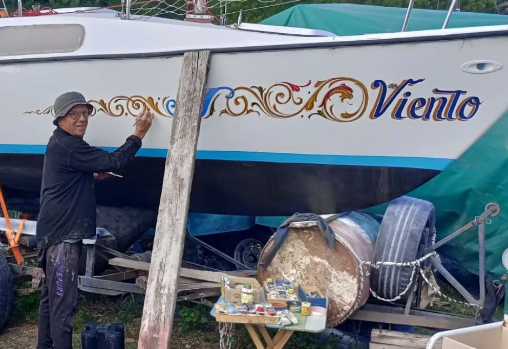 El maestro en las últimas pinceladas.