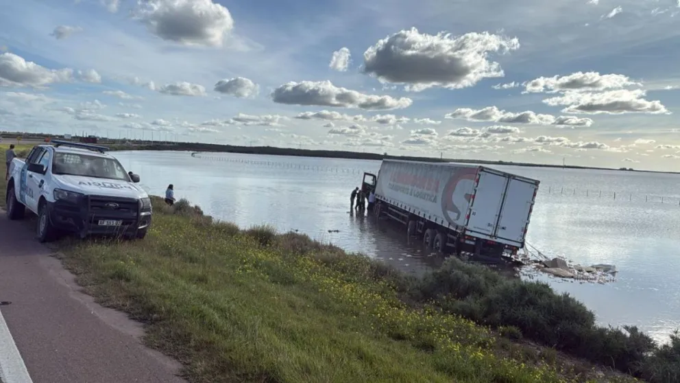 Personal policial y de Salud trabajaron en el lugar del accidente, repleto de agua por el vendabal que afectó a Cerri y Bahía Blanca.