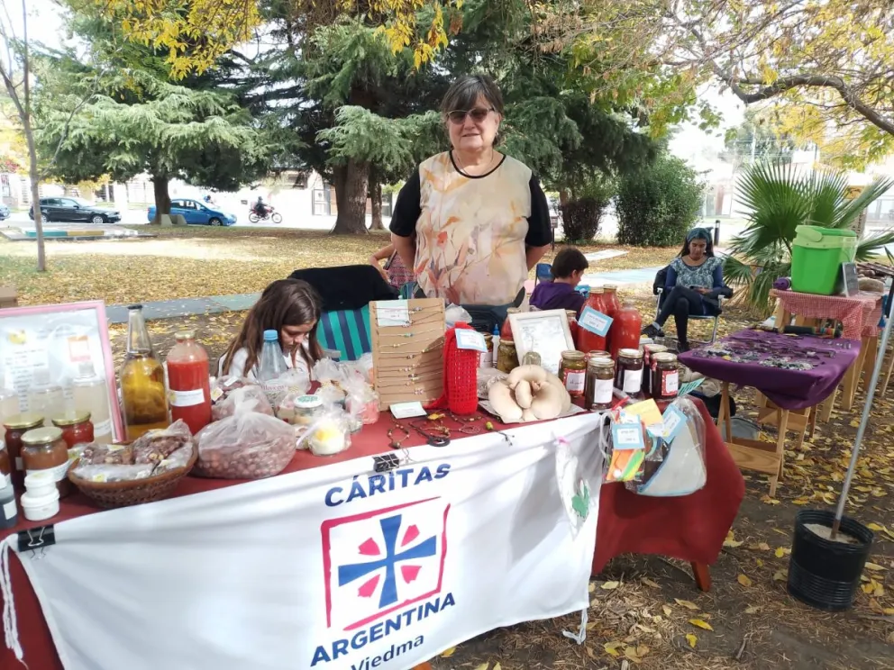 La emprendedora con su puesto en la Feria Agroecológica. 
