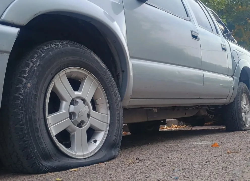 Así quedaron los neumáticos de la camioneta estacionada en Roca al 100.