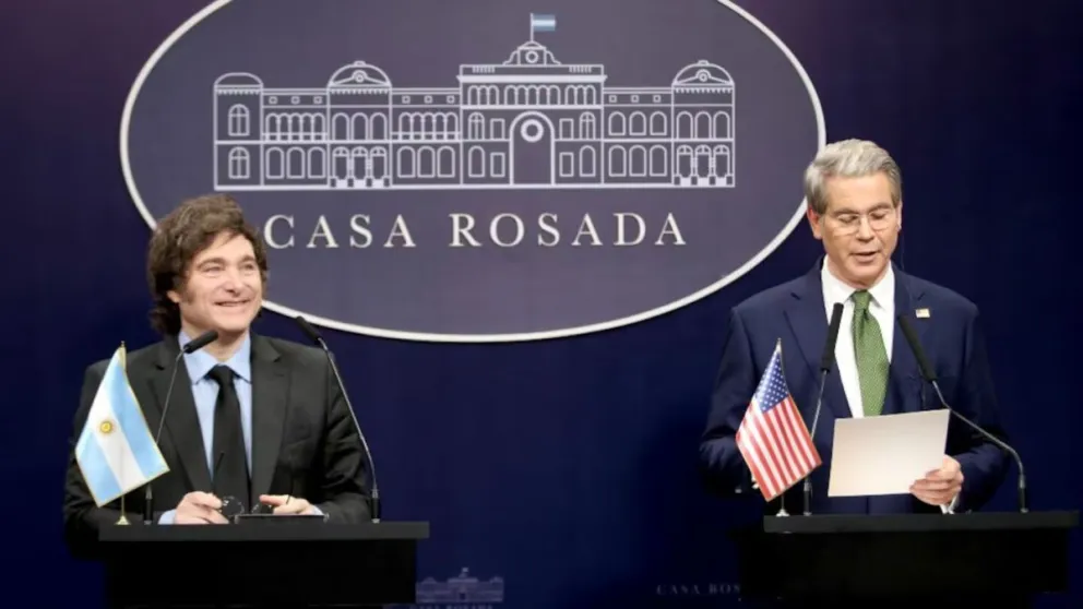Javier Milei junto a Scott Bessent, en Casa Rosada.