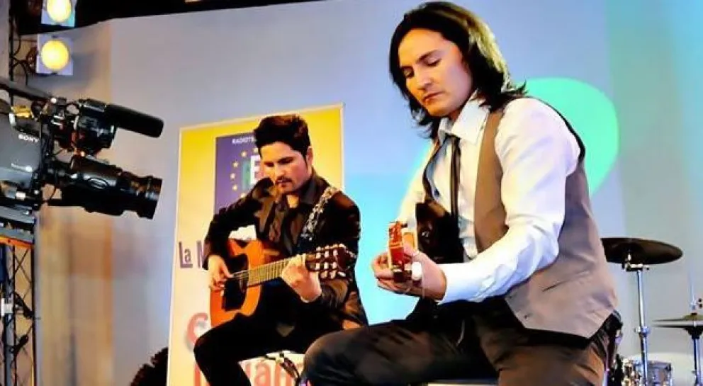 Raúl Newén Farías junto a su guitarra y Edelmiro Farías.